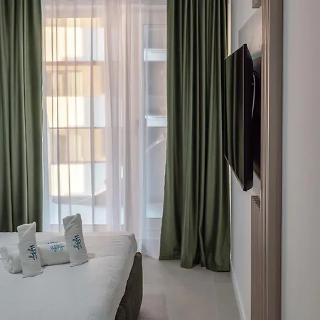Apartment Bluewaves In Odyssey Pools And Parking Navodari