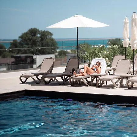 Apartment Bluewaves In Odyssey Pools And Parking